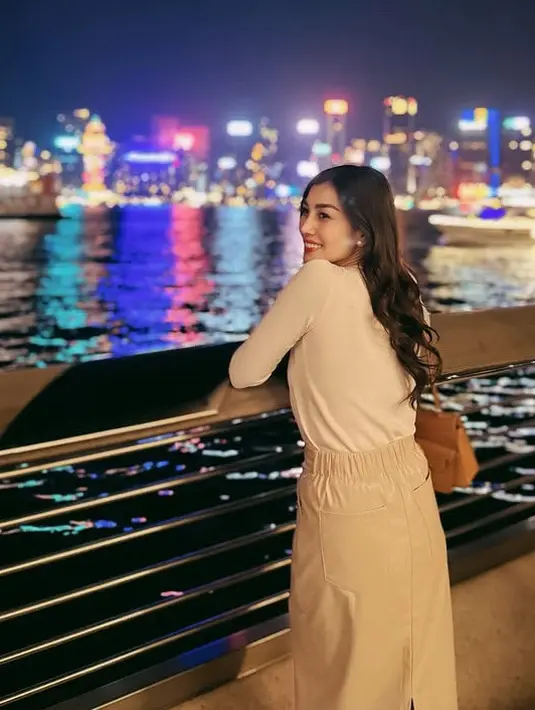 Nisya juga mengenakan atasan lengan panjang putih dipadukan rok coklat muda. Sambil membawa shoulder bag coklat. [@nissyaa]