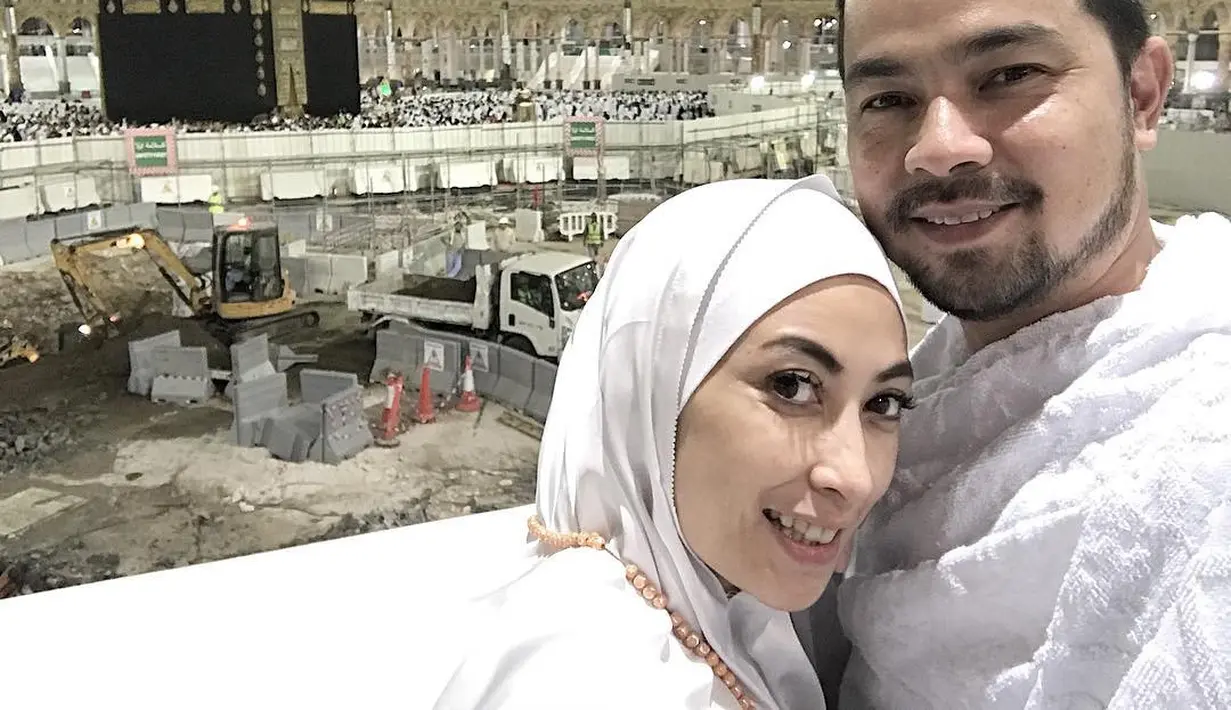 Dan masih banyak lagi pujian dari warganet terkait foto-foto Sultan Djorghi umrah bareng istri, Anisa Trihapsari. Seperti diketahui, pasangan ini membina rumah tangga sejak 2007 silam. (Instagram/ djorghisultan)