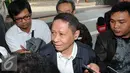 Mantan Direktur Utama PT Pelindo II Richard Joost Lino saat ditanya wartawan sebelum masuk gedung KPK, Jakarta, Jumat (5/2). RJ Lino diperiksa terkait dugaan kasus korupsi pengadaan quay container crane (QCC) tahun 2010. (Liputan6.com/Helmi Afandi)