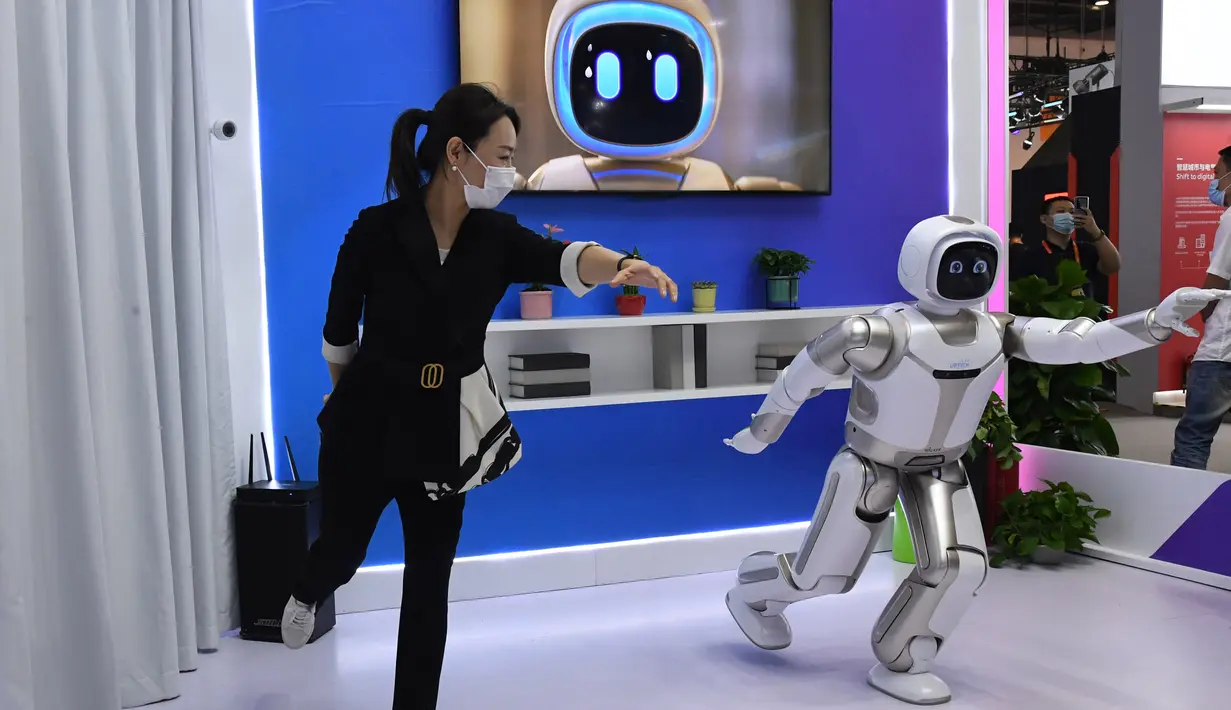 Seorang perempuan berinteraksi dengan robot layanan (kanan) dalam Pameran Perdagangan Jasa Internasional China (CIFTIS) 2020 di Beijing, ibu kota China, pada 6 September 2020. CIFTIS digelar pada 4-9 September di Beijing. (Xinhua/Ren Chao)