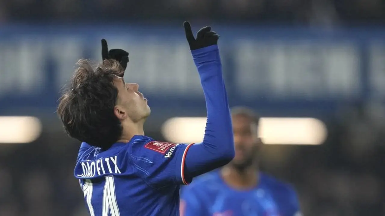 Pemain Chelsea Joao Felix merayakan gol kelima timnya dalam laga FA Cup melawan Morecambe pada Sabtu (11/1/2025) di Stamford Bridge. (c) AP Photo/Kin Cheung