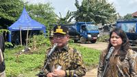 Gubernur DKI Jakarta Pramono Anung meninjau pengerukan kali Sepak segmen Komplek BTN, Jalan Delima 7, Kembangan, Jakarta Barat, Senin (26/1/2026). Pramono meminta, agar pengerukan kali serta sungai di Jakarta dilakukan secara terus-menerus. (Liputan6.com/Winda Nelfira)