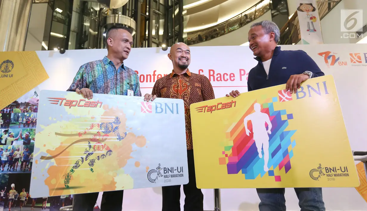 VP Divisi Hubungan Kelembagaan BNI Ahmad Salman, Wasekjen ILUNI UI Nongki Wisaksono Soeghandi, dan Ketua Pelaksana Irfan Ferdiansyah memperlihatkan desain khusus TapCash BNI untuk BNI - UI Half Marathon di Jakarta Rabu (11/7). (Liputan6.com/HO/Palar)