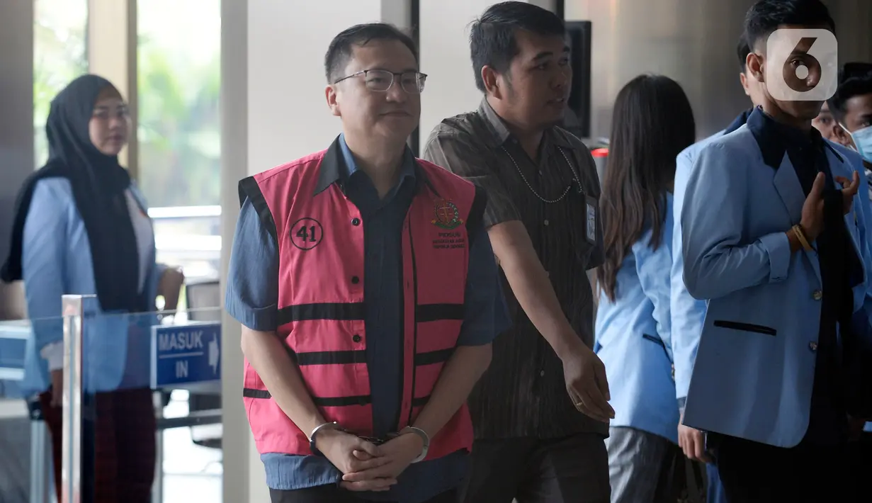 Komisaris PT Hanson International Tbk (MYRX), Benny Tjokrosaputro tiba di Gedung KPK untuk menjalani pemeriksaan oleh penyidik Kejaksaan Agung di Jakarta, Selasa (18/02/2020).  Benny diperiksa sebagai tersangka terkait kasus dugaan korupsi di PT Asuransi Jiwasraya (Persero). (merdeka.com/Dwi Narwoko