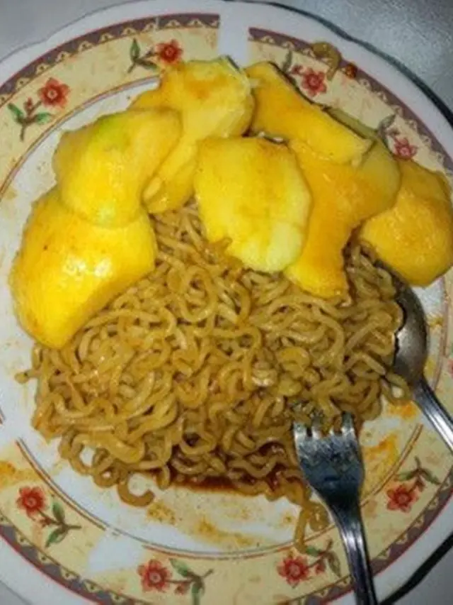 6 Cara Makan Mi Instan Campur Buah Ini Nyeleneh Banget