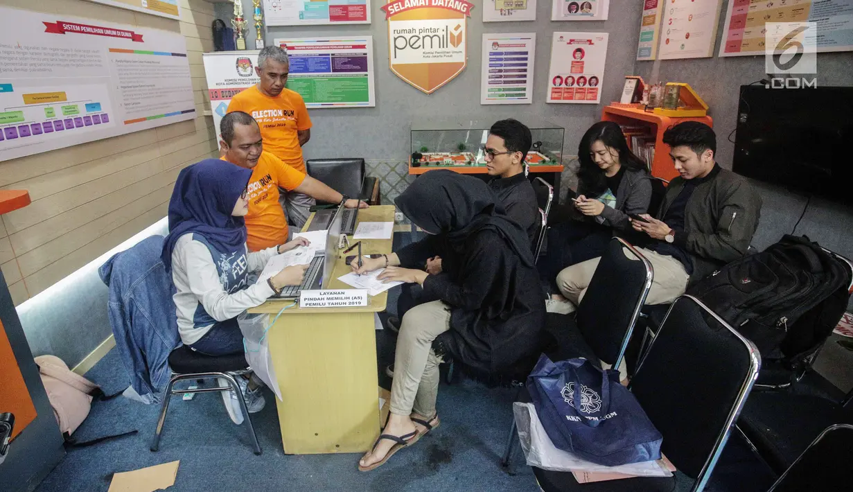 Suasana pelayanan pengurusan formulir A5 atau surat pindah memilih di Kantor KPU Kota Jakarta Pusat, Minggu (17/2). Tahap pertama pelayanan pindah memilih berlangsung hingga 17 Februari 2019. (Liputan6.com/Faizal Fanani)