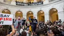 "Kami menutup kongres untuk menarik perhatian massa terhadap keterlibatan AS dalam penindasan Israel terhadap warga Palestina," kata kelompok tersebut, seperti dikutip Al Jazeera. (AP Photo/Amanda Andrade-Rhoades)