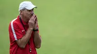 Pelatih Timnas Indonesia, Alfred Riedl, memimpin latihan di Lapangan SPH Karawaci, Banten, Senin (12/12/2016). Latihan ini merupakan persiapan jelang laga final Piala AFF 2016 melawan Thailand. (Bola.com/Vitalis Yogi Trisna)