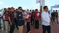 Menteri ESDM Ignasius Jonan dan jajaran direksi PT Pertamina memastikan kesiapan SPBU untuk melayani pemudik di jalur tol Semarang-Surabaya. Liputan6.com/Pebrianto