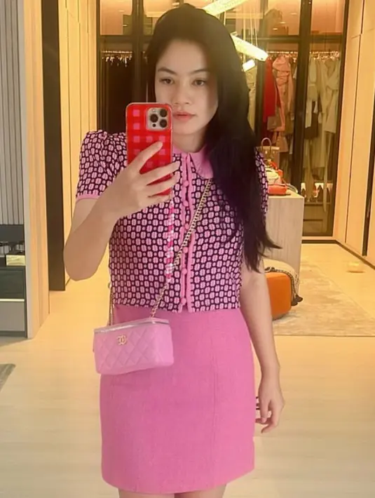 Istri Christian Sugiono ini juga tampil dengan setelan pink, terdiri dari atasan berkerah dan berkancing dengan lengan pendek bermotif dipadu mini skirt warna pink. [@titi_kamall]