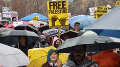 Orang-orang berpartisipasi di tengah hujan badai dalam demonstrasi dan pawai untuk menuntut Israel mengakhiri perang di Gaza dan menyetujui gencatan senjata pada tanggal 02 Maret 2024 di New York City. (Spencer Platt/Getty Images North America/Getty Images via AFP)