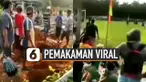 Sejumlah orang tampak menonton, memenuhi pinggir lapangan.