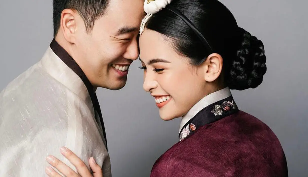 <p>Begini potret mesra Maudy Ayunda dan Jesse kenakan atribut lengkap hanbok Korea. Penampilan Maudy kian sempurna dengan rambut sanggul klasik era Joseon oleh hair stylist Arnold Dominggus dan pulasan makeup natural oleh MUA Marlene Hariman (Foto: Instagram/maudyayunda)</p>