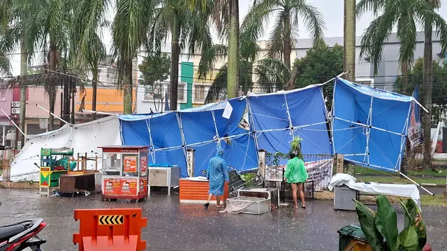 Hujan deras dan angin kencang rusak tenda pedagang di Depok