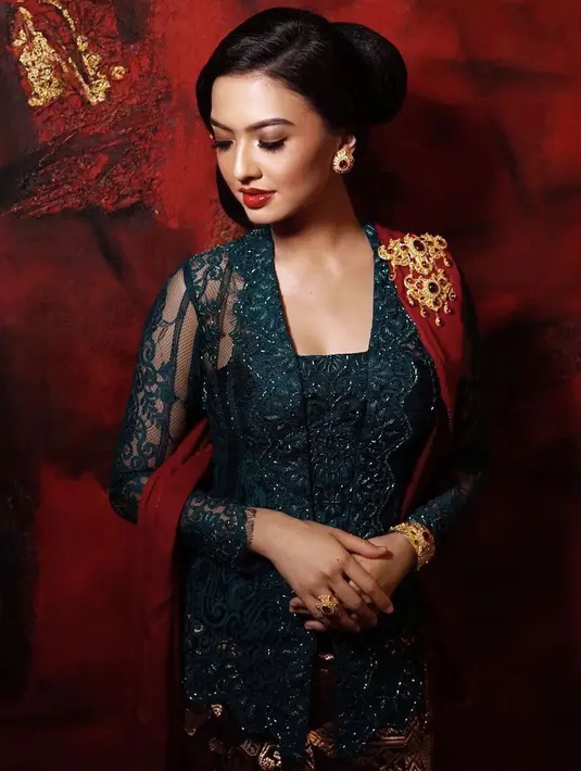 Aura kecantikan perempuan berdarah Melayu, Batak, Tionghoa, dan Pakistan ini memang tidak diragukan lagi saat ia memakai kebaya. Raline Shah terlihat sangat anggun dengan mengenakan kebaya warna gelap. (Liputan6.com/IG/@ralineshah)