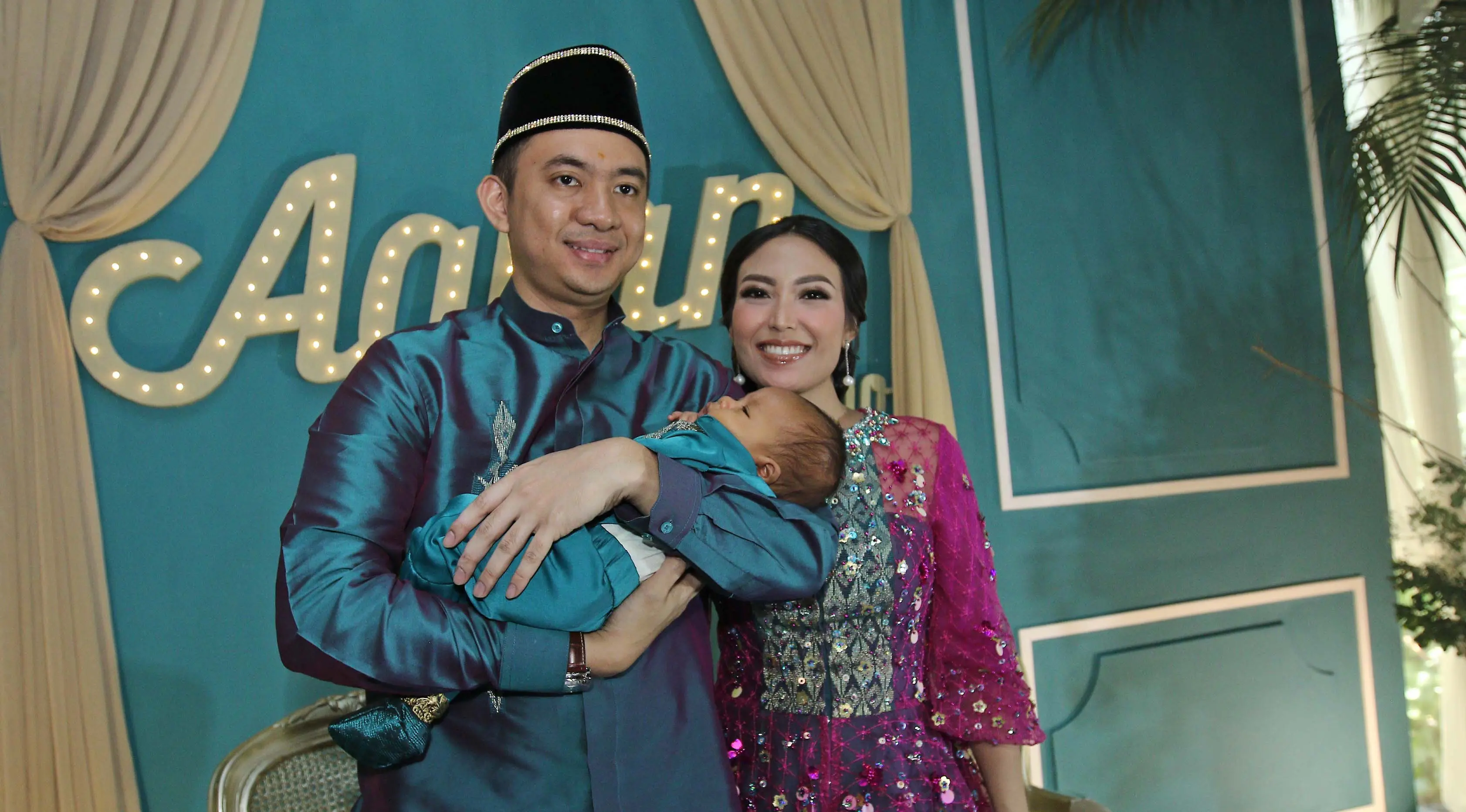 Ayu Dewi saat menggelar acara upacara potong rambut (Liputan6.com/Herman Zakharia)