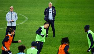 Dengan sisa laga Grup D kualifikasi Piala Dunia 2026 zona Eropa yang hanya dua pertandingan lagi, tim racikan pelatih Didier Deschamps ini hanya membutuhkan tambahan tiga angka untuk mengamankan posisi teratas sekaligus meraih tiket ke putaran final yang digelar di Amerika Utara. Tampak dalam foto, pelatih kepala Prancis Didier Deschamps (tengah) dan asistennya Guy Stephan (kiri) memantau dan memimpin sesi latihan di Stadion Parc des Princes, Paris, pada Rabu 12 November 2025. (FRANCK FIFE/AFP)