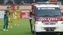 Ambulan mengevakuasi pemain Persebaya, Andri Muladi saat laga melawan Bhayangkara FC pada lanjutan Go-Jek Liga 1 Indonesia bersama Bukalapak di Lapangan PTIK, Jakarta, Rabu (11/7). Laga berakhir imbang. (Liputan6.com/Helmi Fthriansyah)