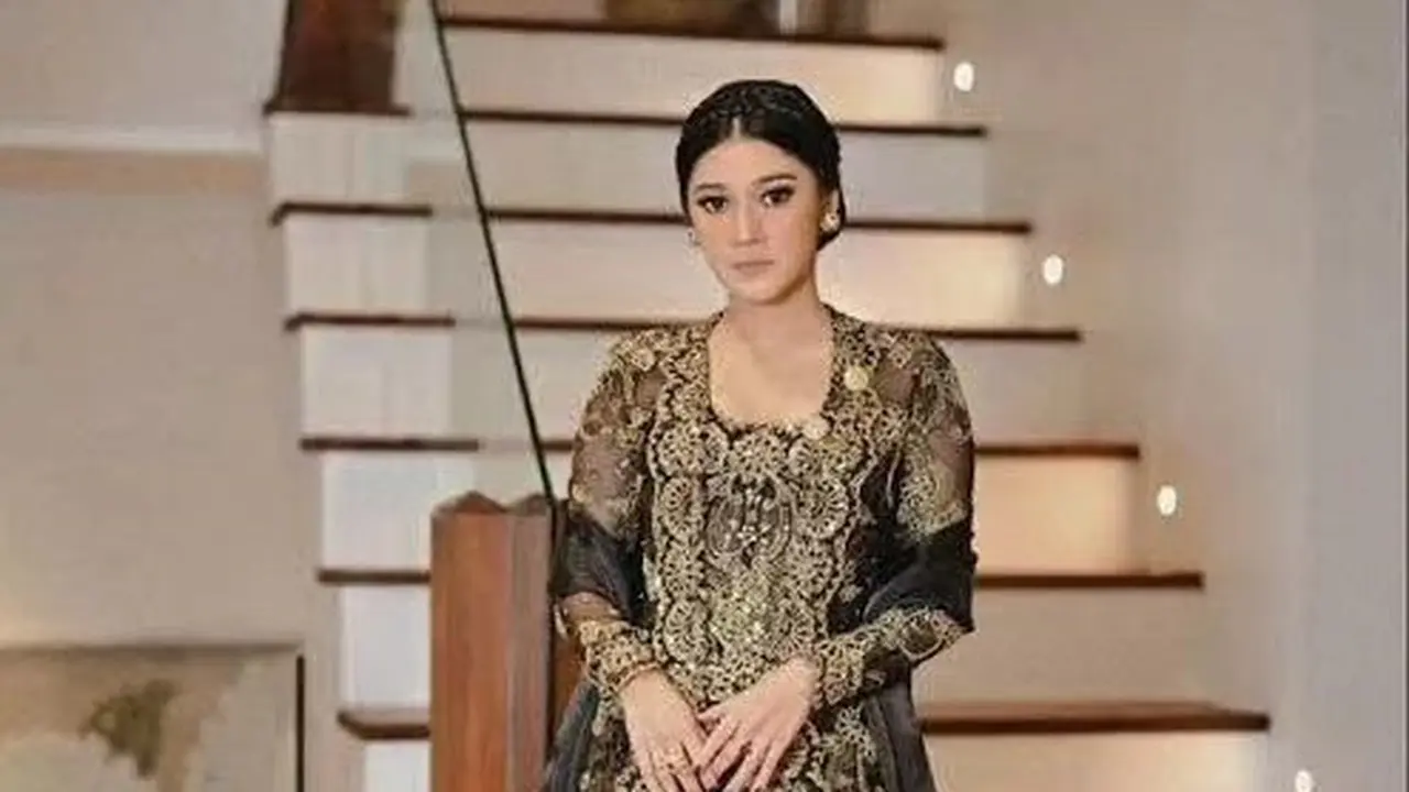 Artis pakai rok dan kebaya