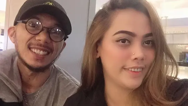 Jarang Terekspos, Ini 6 Potret Mesra Norman Kamaru Bersama Istri Kedua