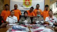 Lima pelaku perampok janda dan barang bukti kejahatannya di Mapolda Riau. (Liputan6.com/M Syukur)
