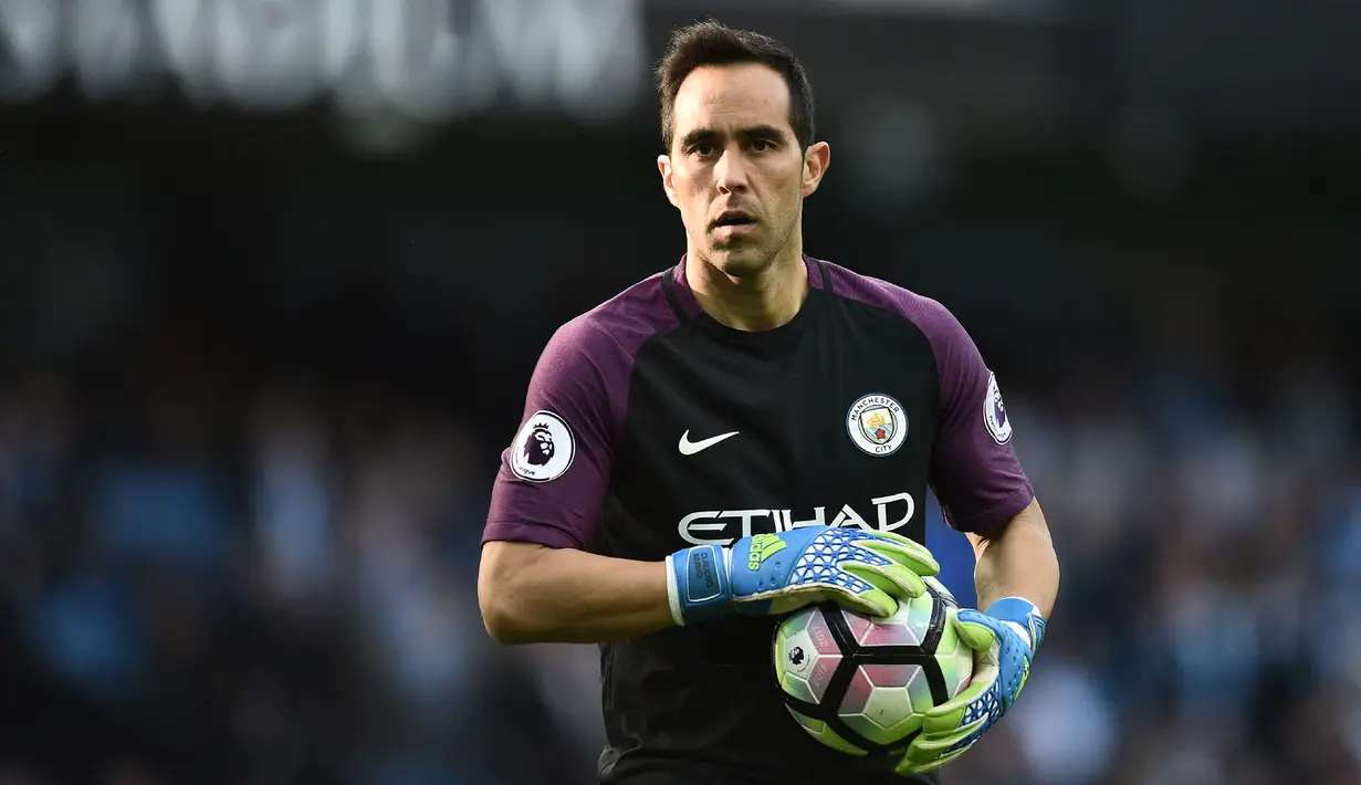 Claudio Bravo menjadi pemain pertama yang didatangkan oleh Pep Guardiola saat menukangi Manchester City pada 2016 dengan harga 18 juta euro. Sayangnya peroformanya tak segemilang ketika berseragam Barcelona. Ia terpaksa harus lebih banyak mendekam di bangku cadangan. (AFP/Oli Scarff)