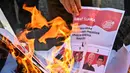 Pemusnahan dilakukan dengan cara dibakar. (CHAIDEER MAHYUDDIN/AFP)