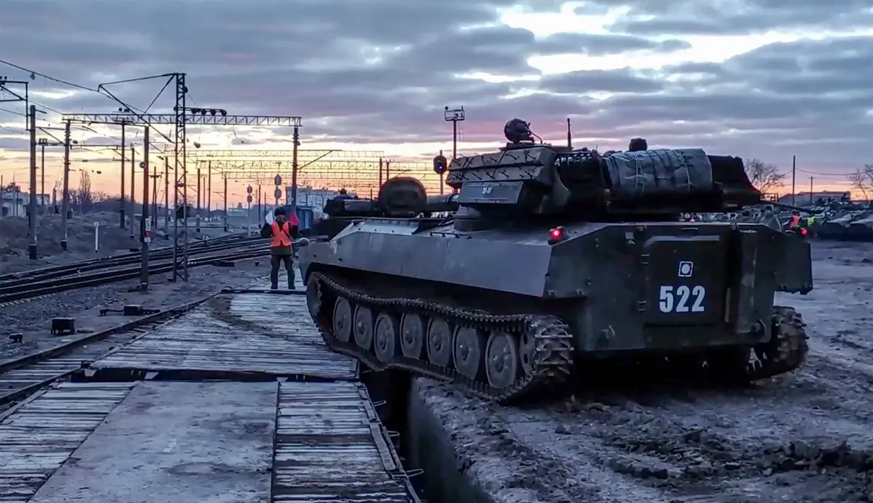 Sebuah tank Rusia berangkat ke Rusia setelah latihan gabungan angkatan bersenjata Rusia dan Belarusia sebagai bagian dari inspeksi Pasukan Tanggapan Negara Serikat, di lapangan tembak dekat Brest (15/2/2022). (Handout/Russian Defence Ministry/AFP)
