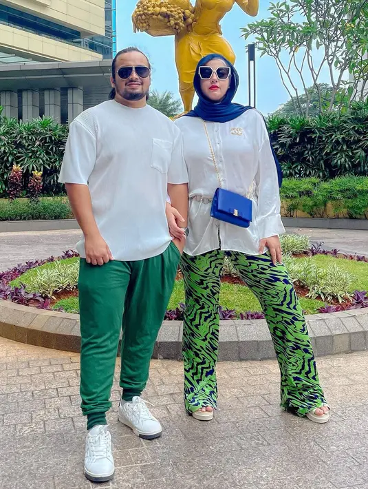 Selain menjadi konten kreator sukses, Tasyi diketahui mengembangkan bisnis butik bersama dengan suaminya. (FOTO: instagram.com/tasyiiathasyia/)