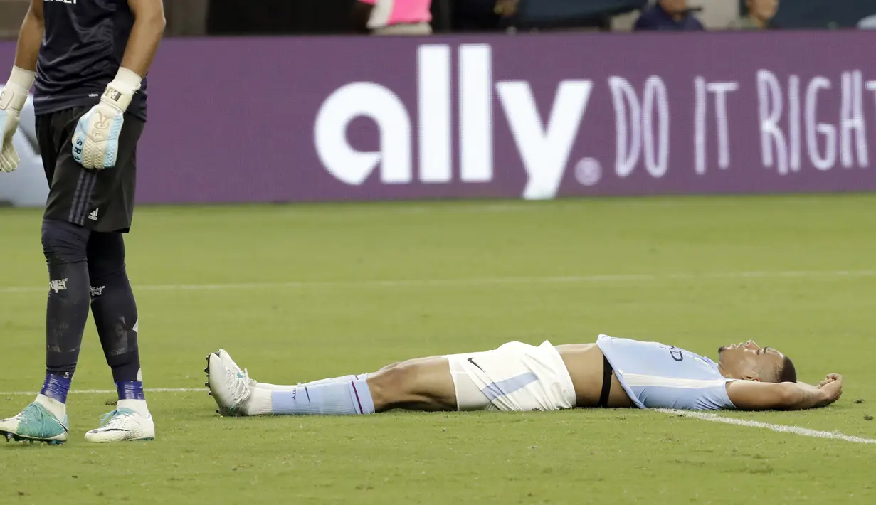 Pemain Manchester City, Gabriel Jesus jatuh tertidur usai gagal mencetak gol ke gawang Manchester United pada laga International Champions Club di NRG Stadium, Houston, (20/7/2017).MU menang 2-0. (AP/David J. Phillip)