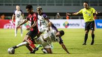 Bek Persipura, David Kevin Wato Rumakiek (kiri) berebut dengan gelandang Persita, Harrison De Oliveira dalam laga pekan pertama BRI Liga 1 2021/2022 antara Persipura Jayapura melawan Persita Tangerang di Stadion Pakansari, Bogor, Sabtu (28/08/2021) malam WIB. (Bola.com/Bagaskara Lazuardi)