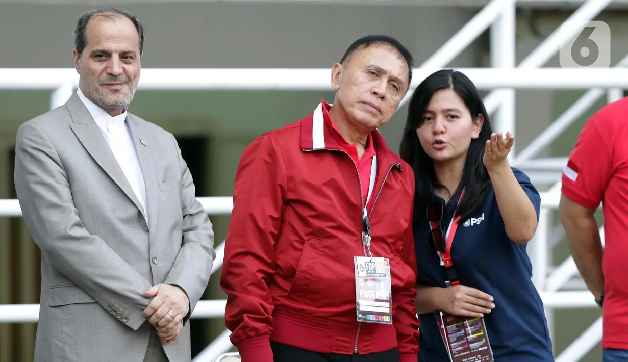 Ketua Umum PSSI, M Iriawan (tengah) jelang menyaksikan laga Indonesia U-23 melawan Iran u-23 pada laga persahabatan di Stadion Pakansari, Kab Bogor, Sabtu (16/11/2019). Laga ini merupakan uji coba terakhir jelang Sea Games Filipina 2019, Indonesia U-23 unggul 2-1. (Liputan6.com/Helmi Fithriansyah)