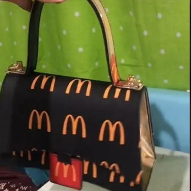 Ide Kreatif Pria Sulap Kantong dan Paper Bag Resto Cepat Saji Jadi Tas Tangan