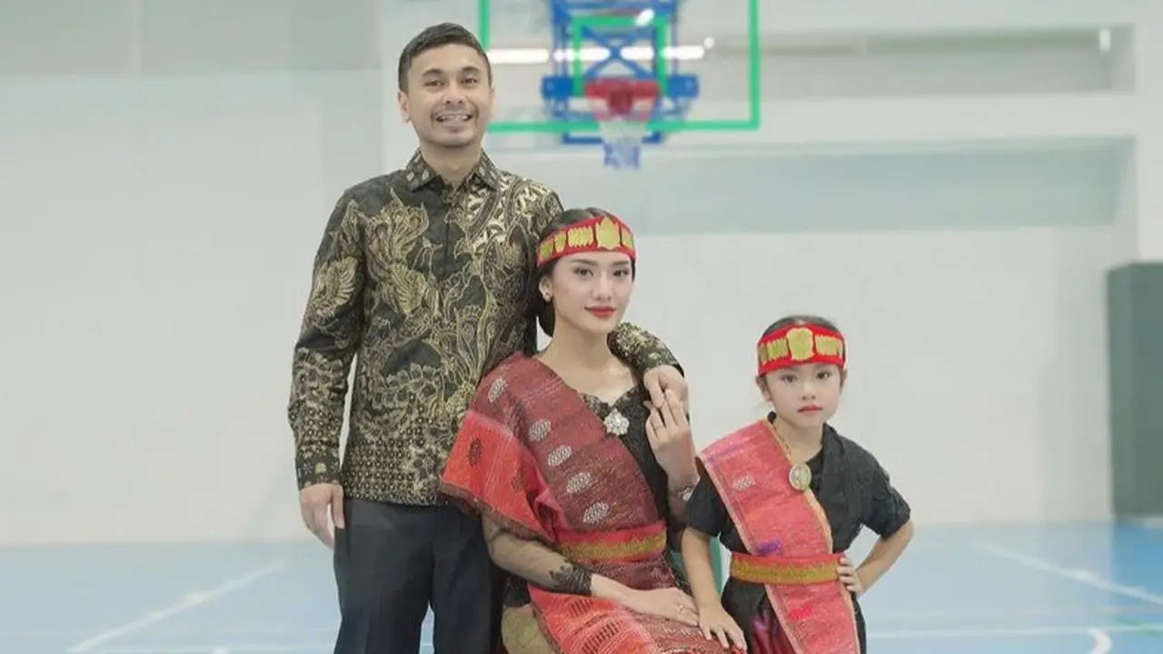 Gaya Kompak Anissa Aziza Istri Raditya Dika dan Putrinya Dibalut baju adat Sumatera Utara