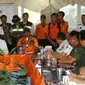 KNKT dan Bupati Anas Sambangi Korban Selamat KMP Rafelia 2 (Dian Kurniawan/Liputan6.com)