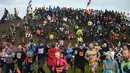 Para peserta memulai mengikuti lomba ketahanan Tough Guy di dekat Wolverhampton, Inggris (4/2). Acara ini adalah lomba yang pesertanya diwajibkan melewati 200 rintangan. (AFP/Oli Scarff)