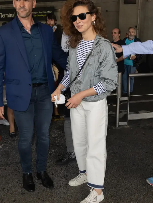 <p>Jasmine Trinca membawa nuansa Parisian-chic dengan kaus bergaris yang dipadu dengan polished white denim, dan sneakers putih.</p>