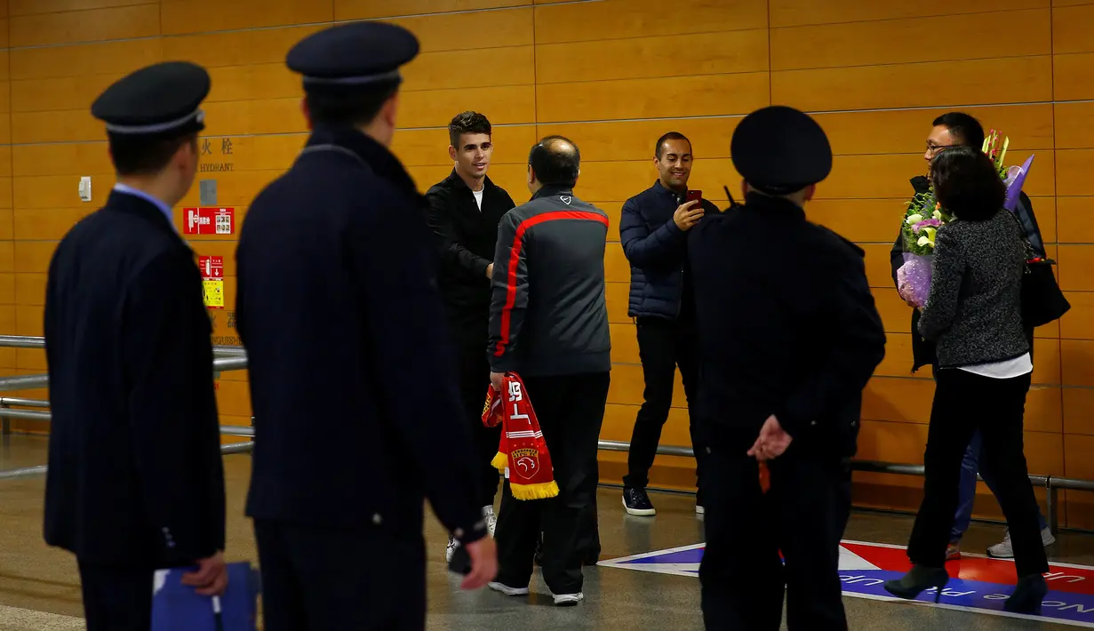 Sejumlah orang menyambut kedatangan gelandang Brasil, Oscar, di Bandara Internasional Shanghai Pudong di Shanghai, Senin (2/1). Oscar setuju bergabung bersama klub China Shanghai SIPG dengan tawaran gaji sekitar Rp 6,6 miliar per pekan. (REUTERS/Aly Song)