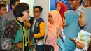 Menteri Keuangan, Sri Mulyani berbincang dengan peserta usai membuka pameran pendidikan tinggi LPDP Edufair 2017 di Kantor Kemenkeu, Jakarta, Selasa (31/1). (Liputan6.com/Angga Yuniar)