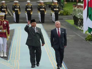 Presiden Republik Indonesia, Prabowo Subianto, mendampingi Raja Yordania Hasyimiah, Abdullah II Ibn Al Hussein (kanan), memeriksa pasukan jajar kehormatan selama upacara penyambutan sebelum pertemuan mereka di Istana Merdeka, Jakarta, Jumat 14 November 2025. Presiden Republik Indonesia Prabowo Subianto menerima kunjungan Raja Yordania Hasyimiah, Abdullah II Ibn Al Hussein. (AP Photo/Achmad Ibrahim)
