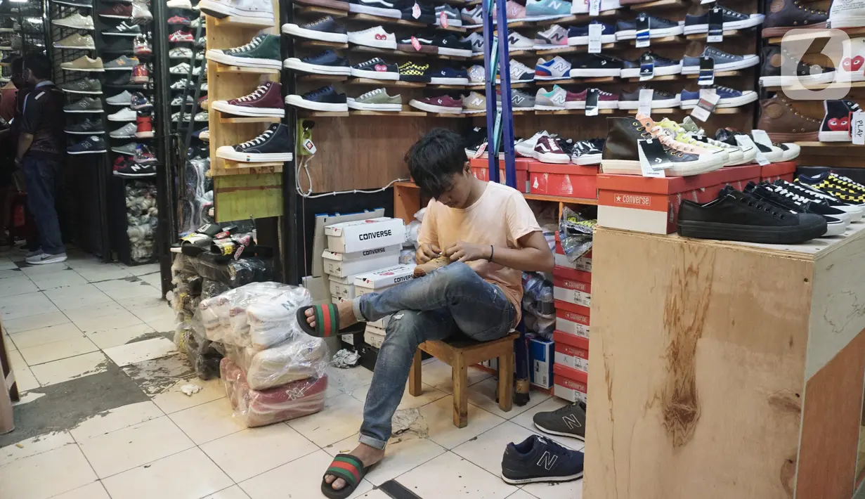 Pedagang sepatu menunggu pembeli di Taman Puring, Jakarta,Rabu (21/10/2020). Menurut pedagang penjualan sepatu di lokasi tersebut menurun hingga sebesar 60% akibat sepinya pengunjung di masa pandemi. (Liputan6.com/Angga Yuniar)