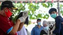 Paramedis dari pusat kesehatan hewan (Puskeswan) Dinas Ketahanan, Pertanian, dan Perikanan Kota Adm. Jakarta Selatan menyiapkan vaksin anti rabies secara gratis di kawasa Tebet, Jakarta, Sabtu (31/10/2020). (Liputan6.com/Faizal Fanani)