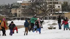 Sejumlah anak pengungsi Suriah bermain dengan salju di Aley, Lebanon, Jumat (1/12/2016). Badai salju di Lebanon menambah kesengsaraan puluhan ribu pengungsi Suriah yang tinggal di tempat penampungan sementara wilayah tersebut. (REUTERS/Jamal Saidi)
