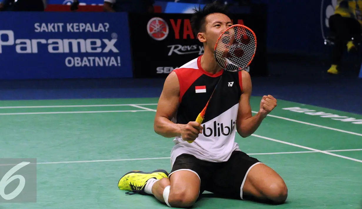 Tunggal putera Indonesia, Ihsan Maulana Mustofa melakukan selebrasi usai menumbangkan pebulutangkis Inggris, Rajiv Ouseph di perempat final BCA Indonesia Open 2016, Jakarta, (3/6/2016). Ihsan unggul 17-21. 21-12, 21-12. (Liputan6.com/Helmi Fithriansyah)