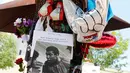 Balon dan foto ditinggalkan warga di lokasi untuk mengenang kematian petinju legendaris Muhammad Ali, di Phoenix, Arizona, AS, Sabtu (4/6). Muhammad Ali meninggal pada usai 74 tahun setelah mendapatkan perawatan di RS. (REUTERS/Ricardo Arduengo)