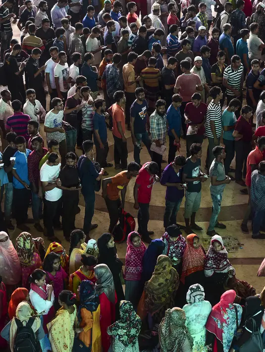 Warga mengantre untuk membeli tiket menjelang Hari Raya Idul Adha 1440 H di sebuah stasiun kereta api di Dhaka (2/8/2019). Muslim di seluruh dunia bersiap merayakan Idul Adha yang menandai berakhirnya ziarah haji ke Mekah. (AFP Photo/Munir Uz Zaman)
