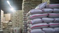 Bulog tak perlu melakukan operasi pasar beras. Karena jika stok beras di pasar berlebih, akan beresiko bagi petani.