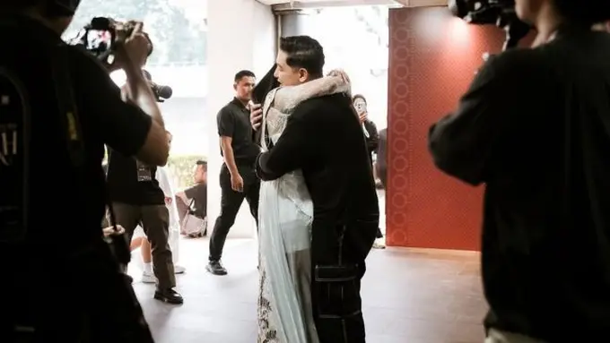 Potret Donne Maula Beri Dukungan ke Yura Yunita saat Konser. (instagram/donne_maula)