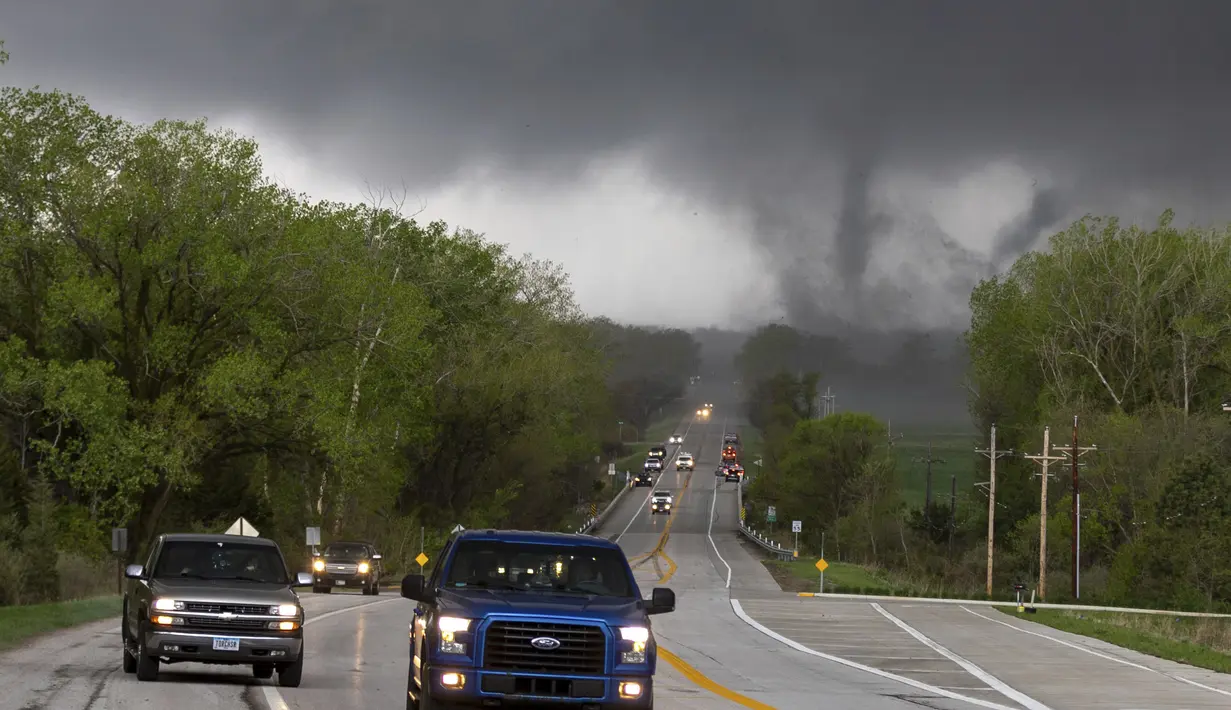 Tornado mulai mendarat dekat U.S. Route 275 di dekat sungai Platte di Omaha, Nebraska, pada hari Jumat, 26 April 2024. (Chris Machian/Omaha World-Herald via AP)