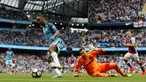 Penyerang Manchester City, Raheem Sterling saat melewati kiper West Ham United, Adrian pada lanjutan liga Inggris di Stadion Etihad, Inggris (28/8). Sterling mencetak dua gol yang membuat City menang 3-1 atas West Ham. (Reuters/Darren Staples)